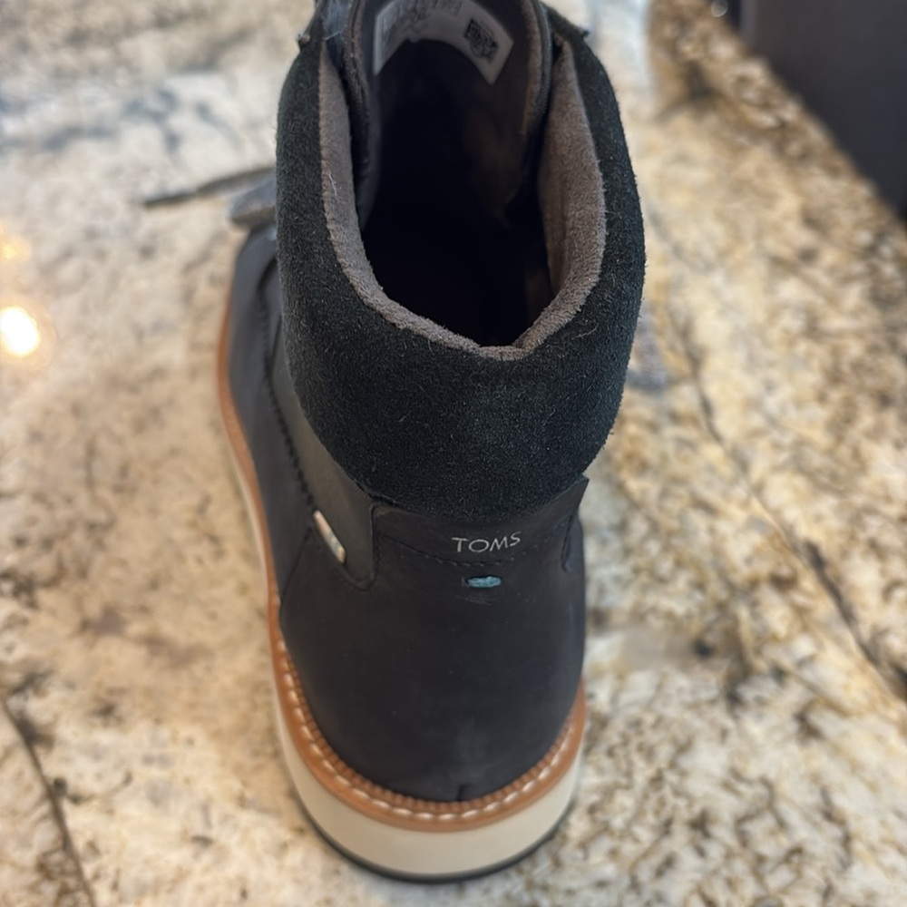 Toms Mesa Size 10 waterproof black boot - Picture 2 of 4